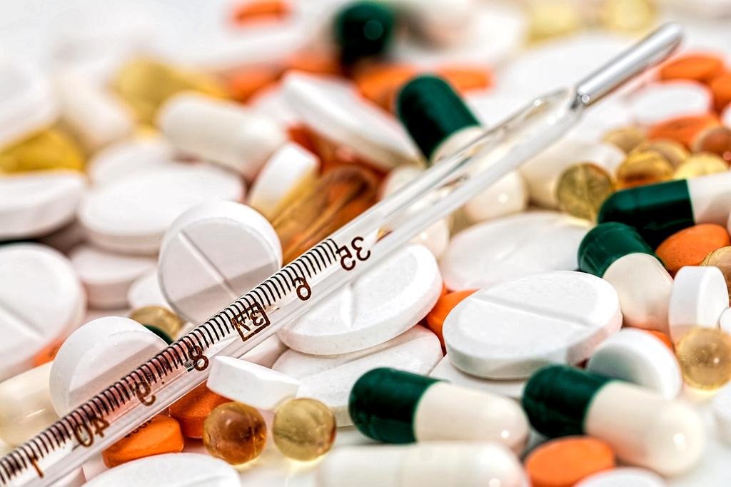 Medical database visualization with genomic data streams and patient records